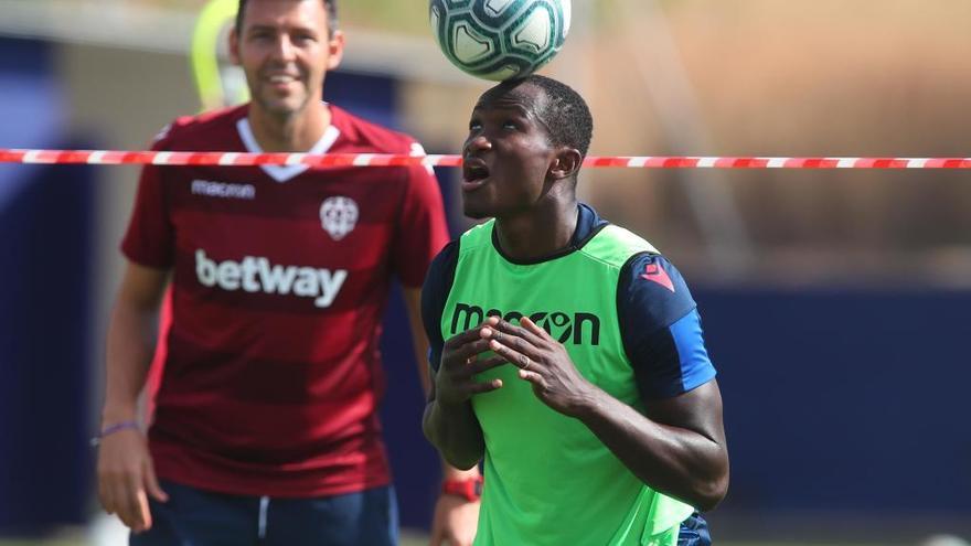 Raphael Dwamena controla un balón con la cabeza en un entrenamiento la pasada temporada con el Levante UD.