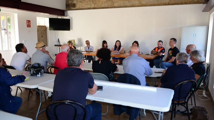 La alcaldesa (centro) y la edil Iria Malvido (izda.) en la reunión de ayer con colectivos en O Hío. |