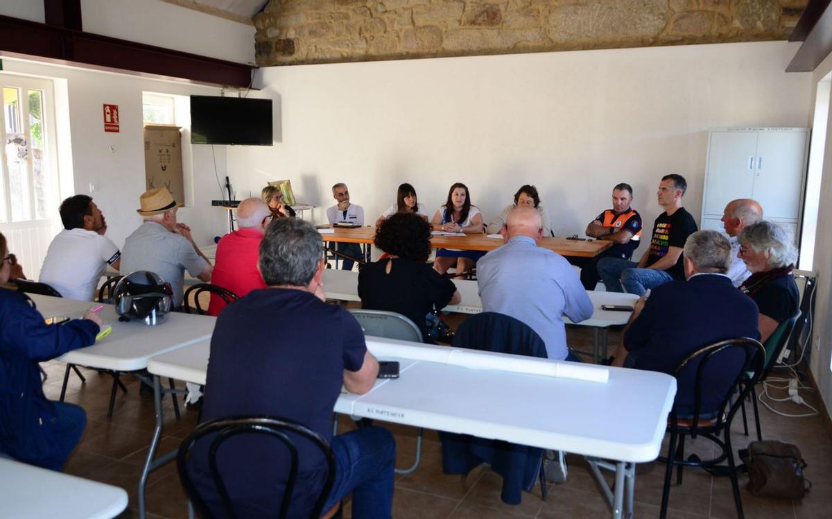 La alcaldesa (centro) y la edil Iria Malvido (izda.) en la reunión de ayer con colectivos en O Hío.