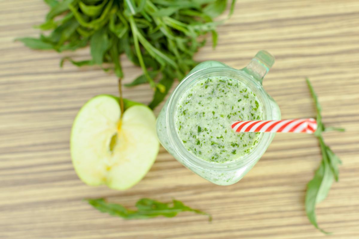 Jugos verdes para adelgazar: Batido multivitamínico de espinacas, apio y manzana