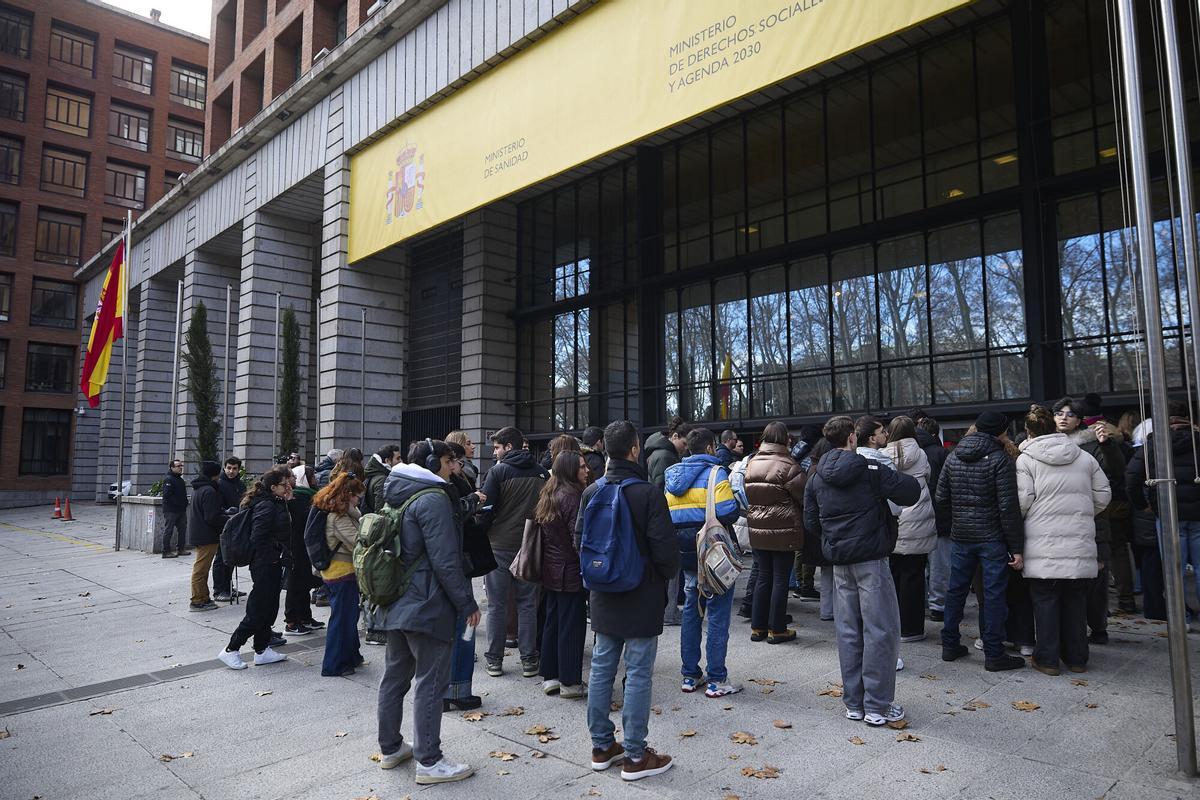 Los jóvenes sanitarios hacen cola para elegir plaza en la pasada oferta de formación sanitaria especializada.