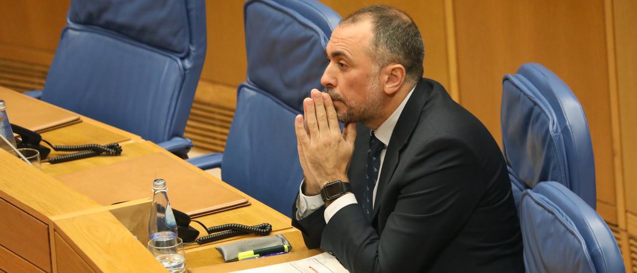 El conselleiro de Sanidade, Julio García Comesaña, ayer en el Parlamento