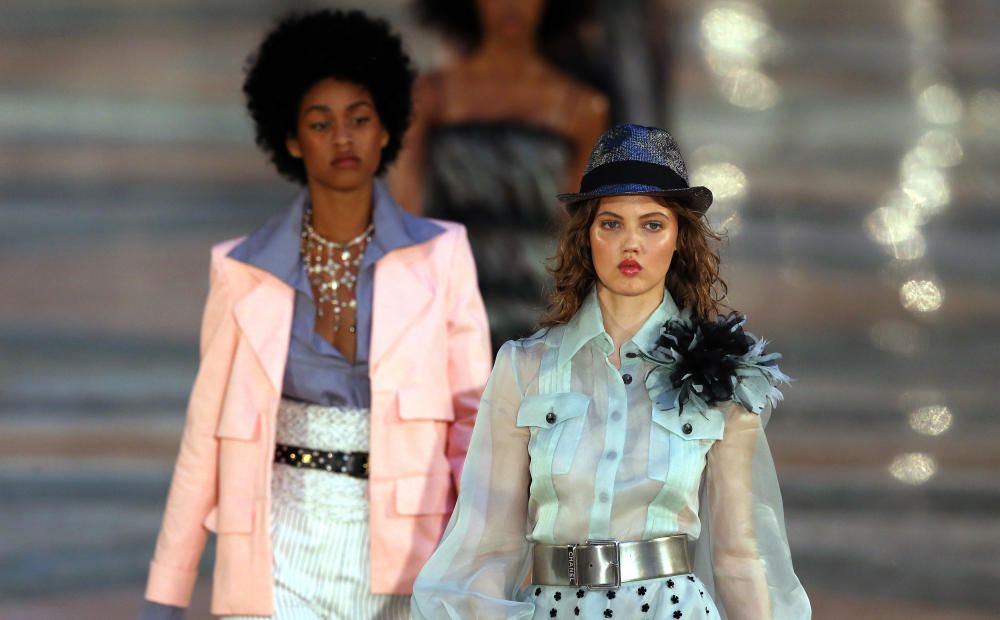 La modelo Lindsey Wixson durante la primera pasarela de Chanel en La Habana.