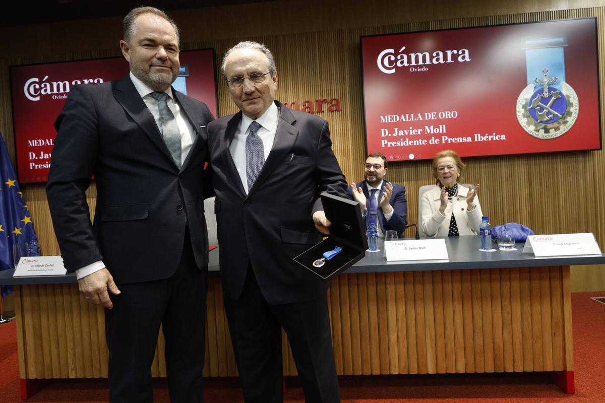 . Entrega de la Medalla de Oro de la Cámara de Comercio de Oviedo a Javier Moll. Intervención de Javier Moll