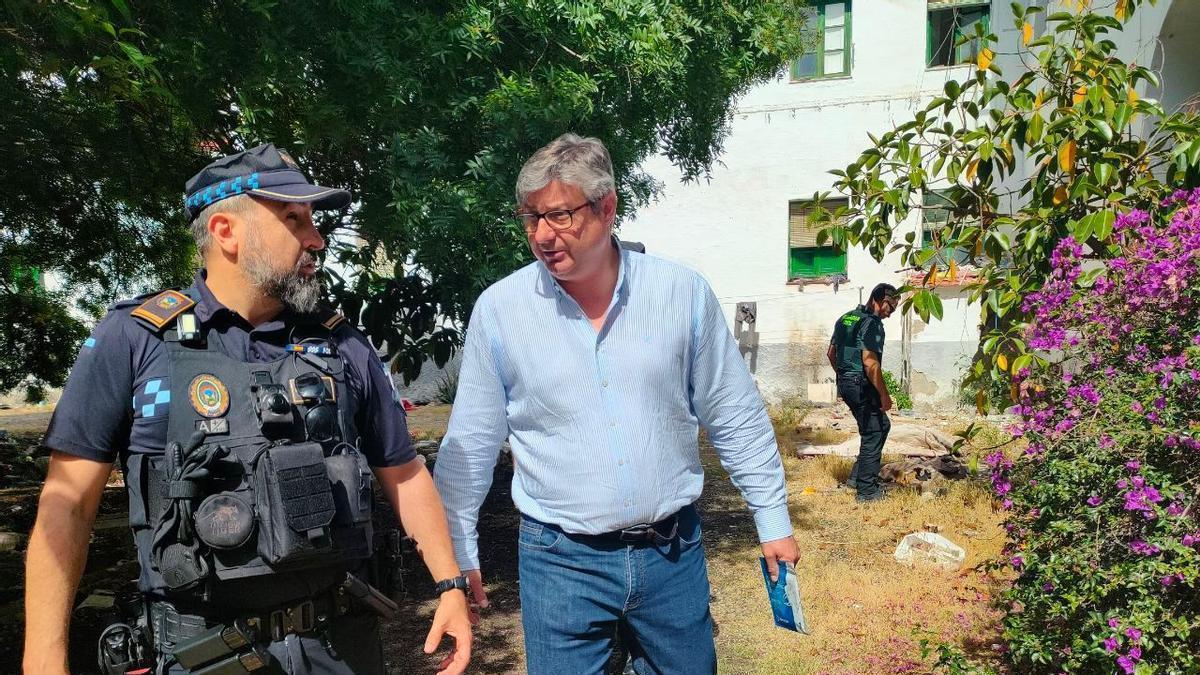El alcalde y agentes de la Policía Local, este jueves en el exterior del antiguo cuartel de la Guardia Civil.