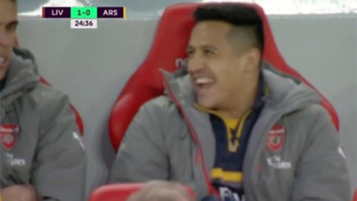 Así de bien se lo pasaba Alexis en el banquillo de Anfield