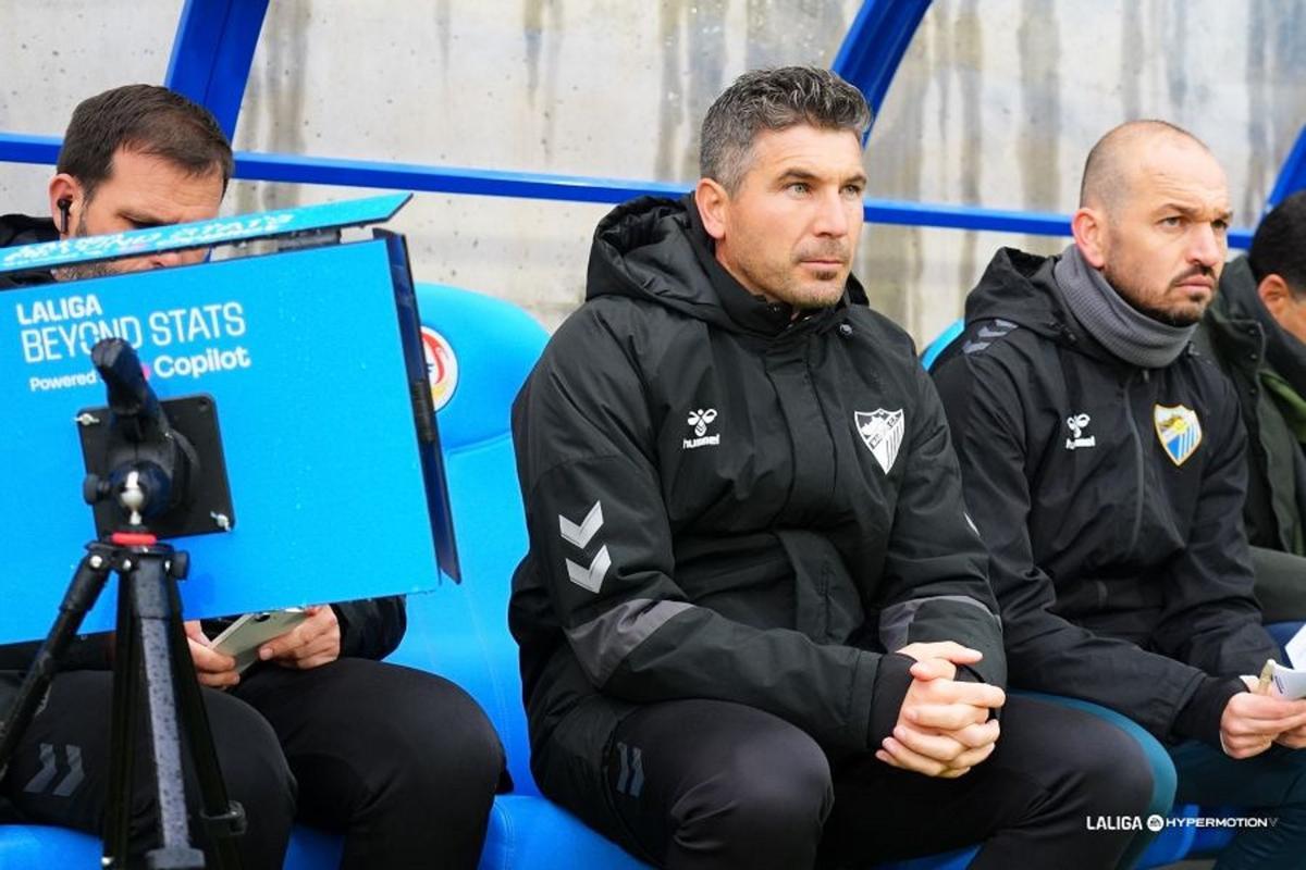 Funes, este miércoles rodeado de su cuerpo técnico en Andorra.