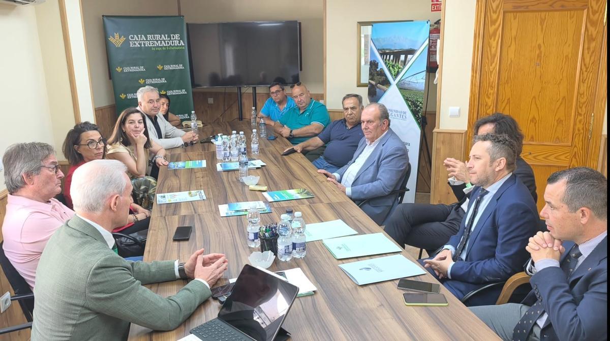 Caja Rural de Extremadura reafirma su apoyo al sector primario con la modernización de los regadíos de Rosarito