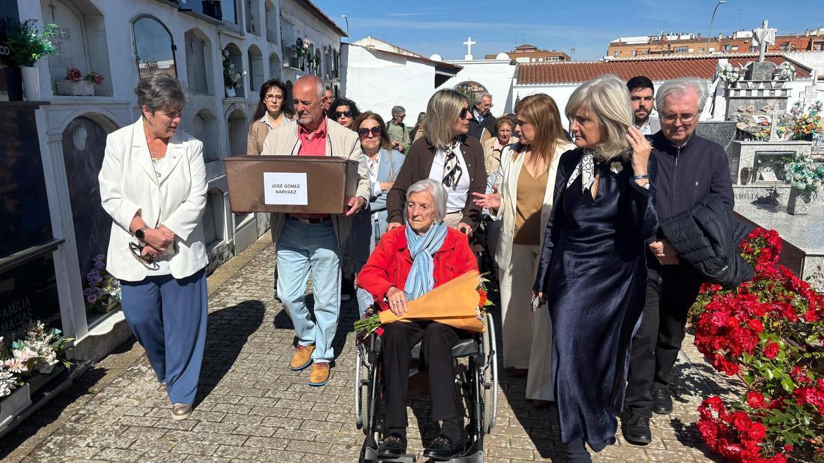 La familia de José Gómez, con sus restos, en el cementerio de Badajoz.