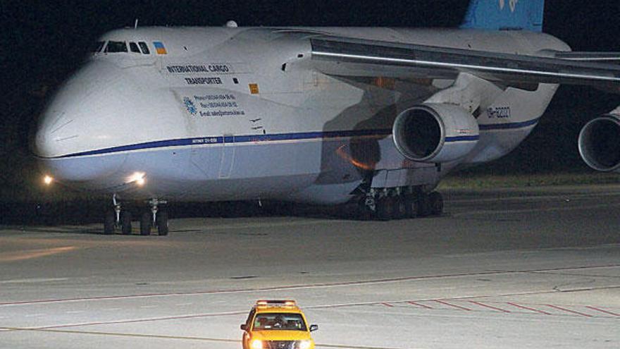 El Antonov 124, anoche, poco después de aterrizar en el aeropuerto de Vigo.  // Jesús de Arcos