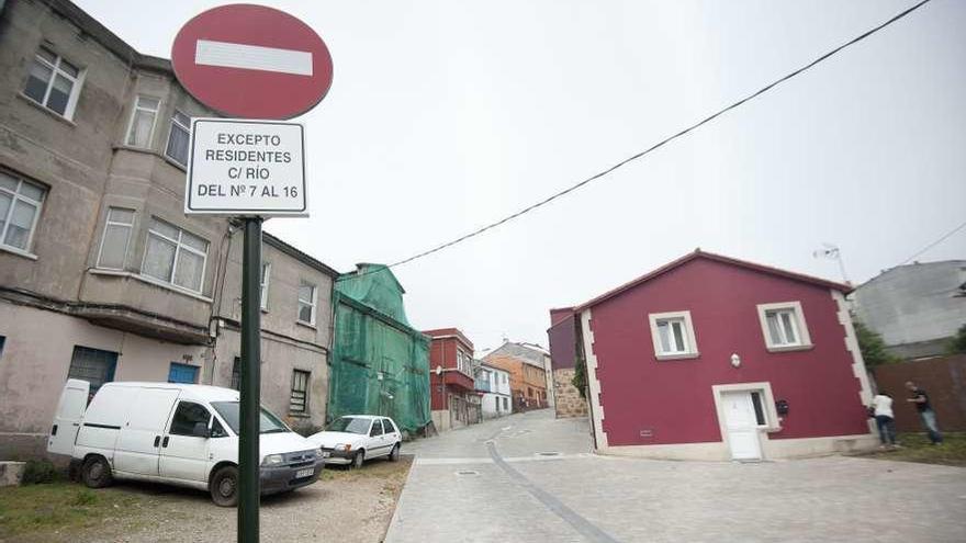 Calle Río, en Visma, con la señal que impide la circulación en sentido ascendente.