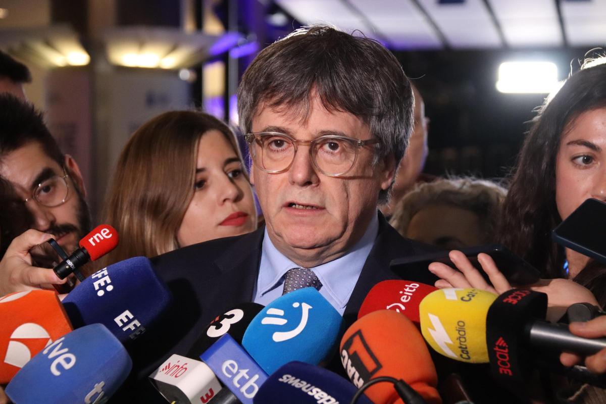 L'expresident Carles Puigdemont en una atenció als mitjans des del Parlament Europeu