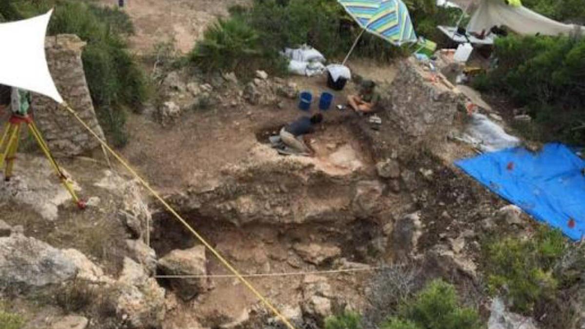 Los arqueólogos, en la última campaña de excavaciones en el Volcán del Faro de Cullera.
