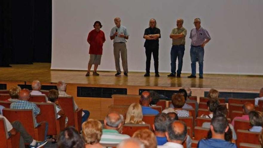 Memoria histórica. Organizada por la &quot;Asociación Memoria Histórica 28 de agosto&quot; se proyectó ayer en el salón de sesiones de Cangas el documental &quot;Victor Sánchez Mártil, en memoria de un maestro&quot;. Se trata de un capítulco de la serie de televisión &quot;El Lince con Botas&quot;. Fue un éxito de público la proyección y la sensibilidad estuvo a flor de piel.  Gonzalo Núñez