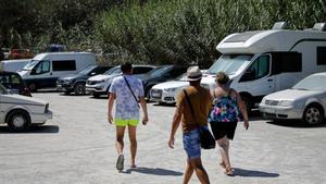 Varias caravanas en un estacionamiento cercano a Cala Xarraca. Toni Escobar