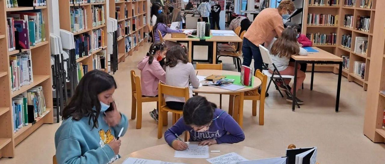 Infants fent tasques a l’actual biblioteca municipal de Tossa de Mar. | BIBLIOTECA DE TOSSA