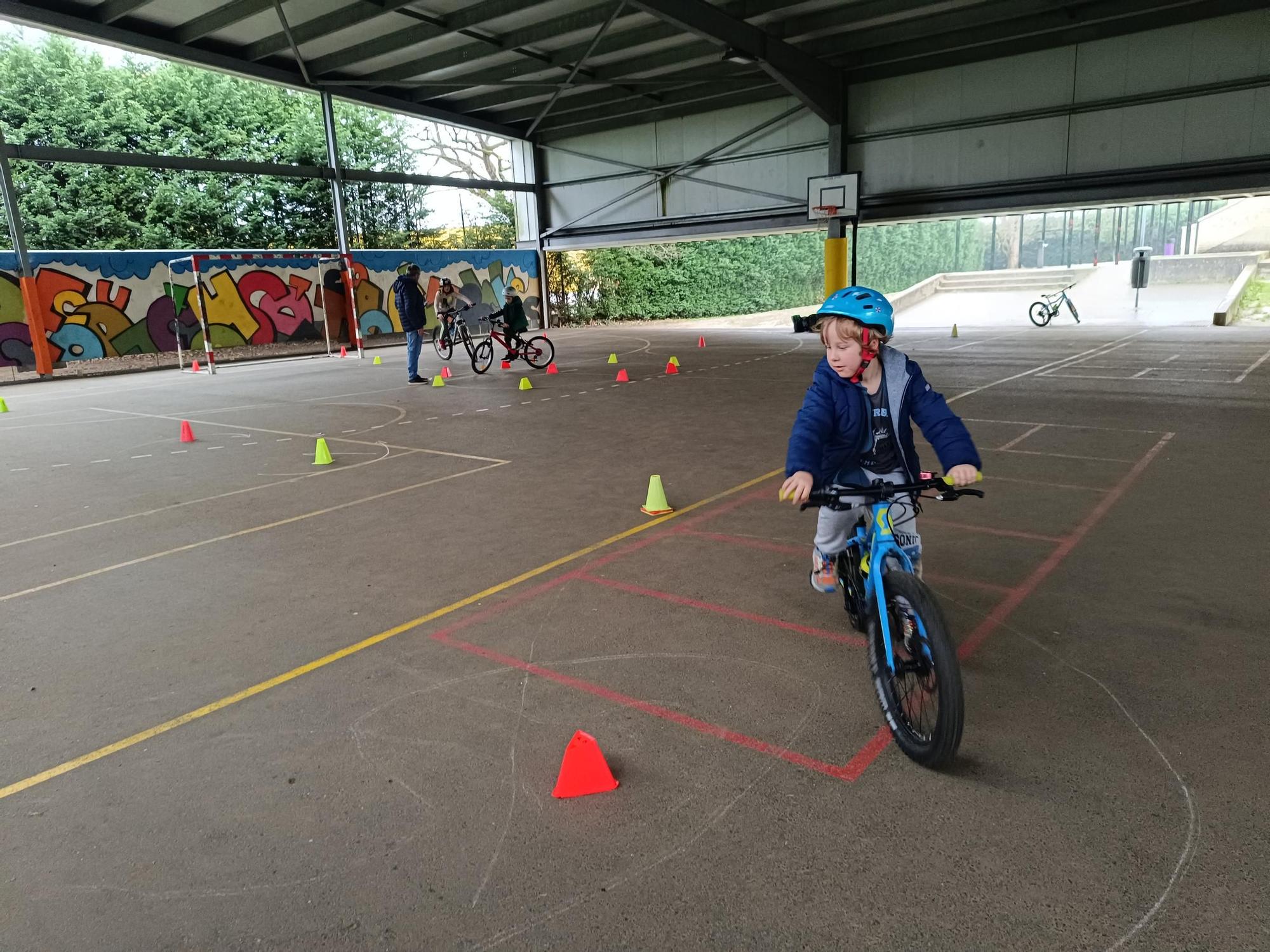 Pasión sobre ruedas: la extraescolar de ciclismo en el colegio de La Fresneda