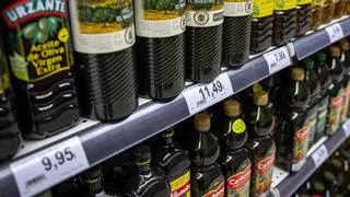 Facua denuncia a ocho supermercados por pactar precios en sus marcas blancas de aceite de oliva