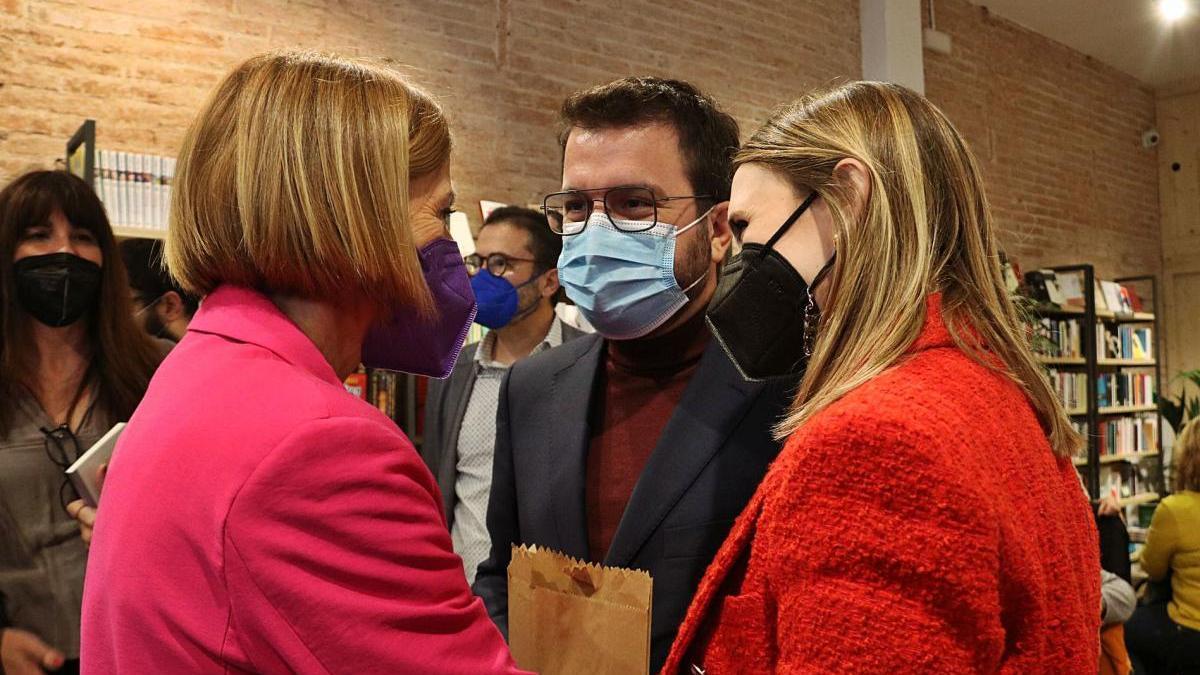 Pere Aragonès parla amb Carme Forcadell en l&#039;acte de presentació del llibre de l&#039;expresidenta del Parlament celebrat ahir.