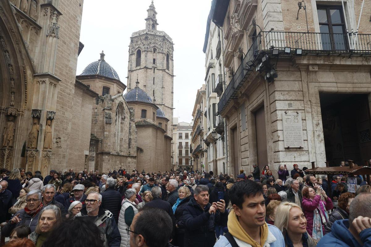 Llegada de personas a la Plaza de la Virgen.