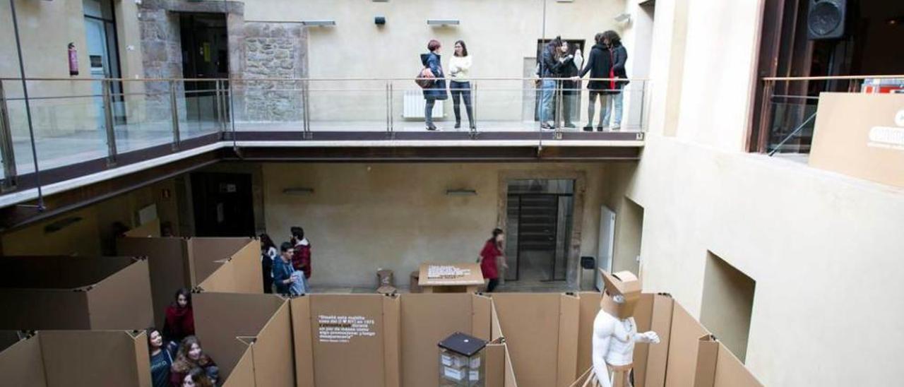 Asistentes, ayer, a la muestra en la Escuela Superior de Arte.