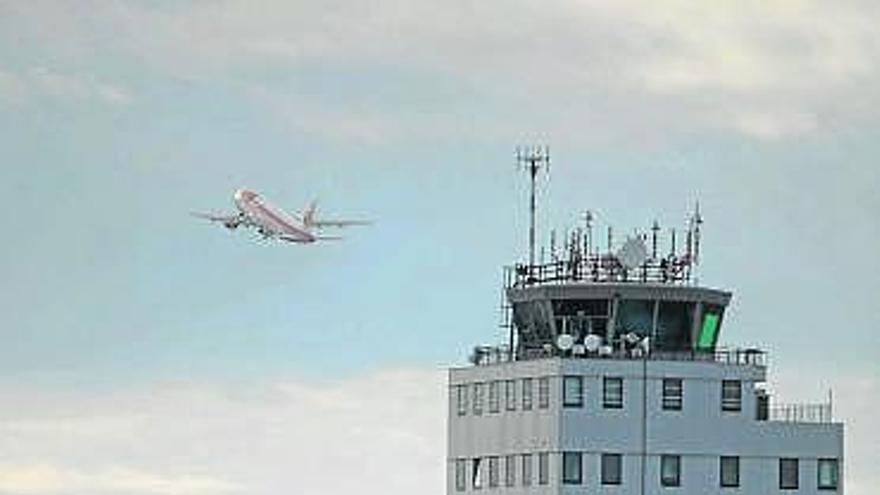 La torre de control del aeropuerto de Asturias.