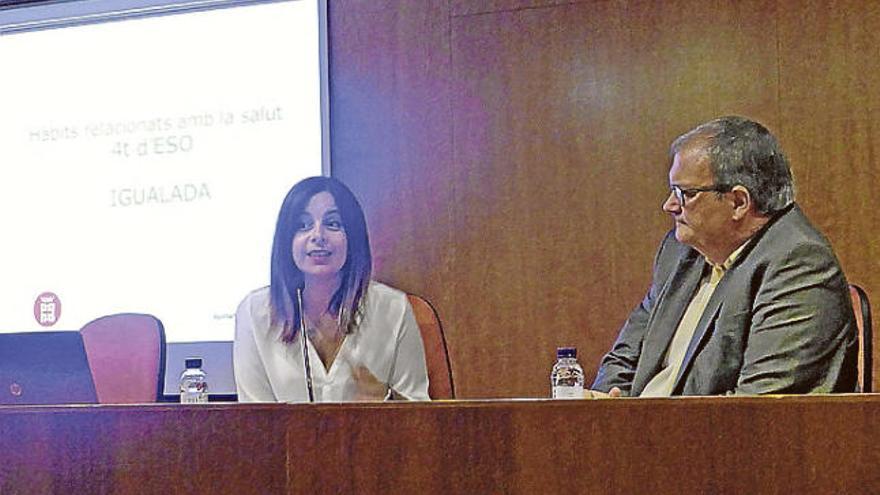 La diputada de Salut Pública i Consum, Laura Martínez, amb el regidor d&#039;Entorn Comunitari d&#039;Igualada, Fermí Capdevila, en la presentació