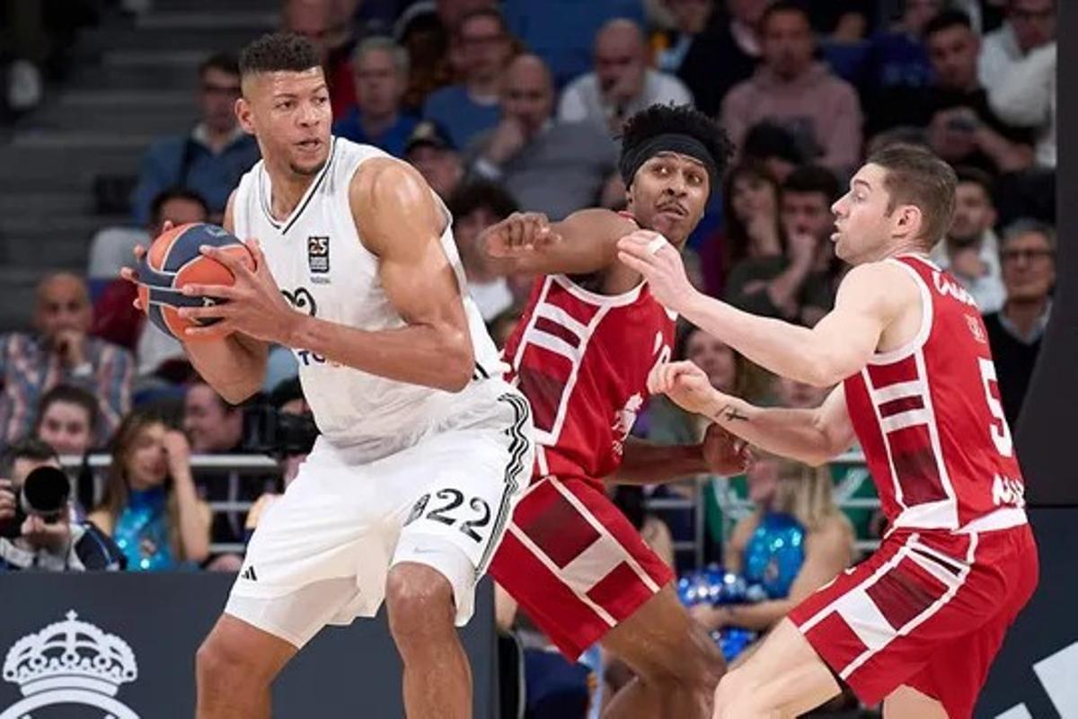 Walter Tavares dominó la zona ante un Olimpia MIlano que no tuvo opción
