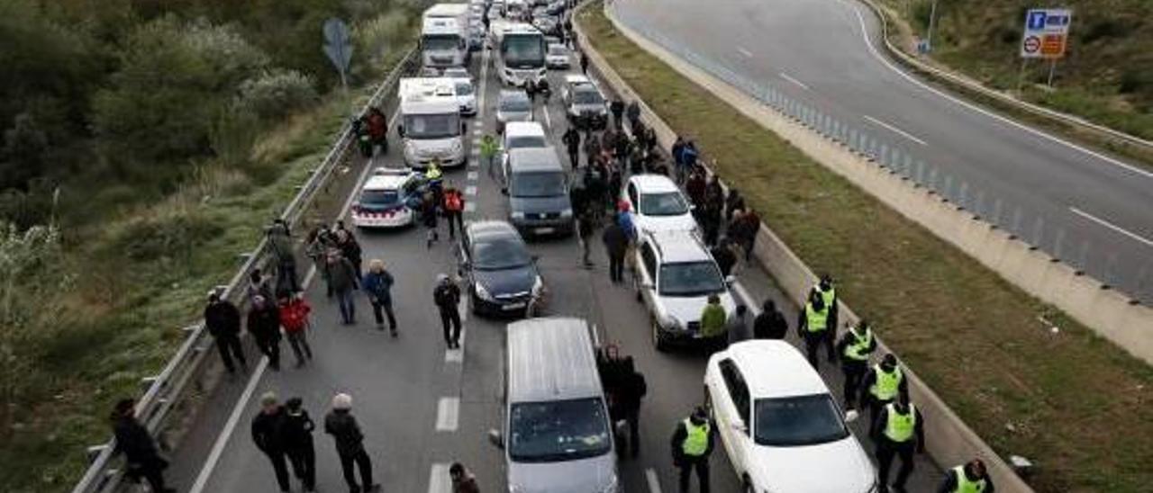 Cortes en La Junquera: más de 200 camiones alicantinos parados y un 20% de sobrecostes