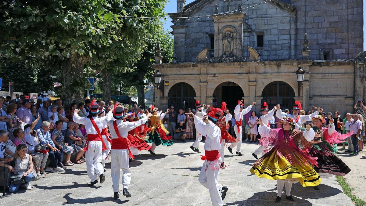 Vigo (Lavadores). Festividad de Santa Cristina, procesión y Danza de Damas y Galanes (Dama e Galáns) en su honor.