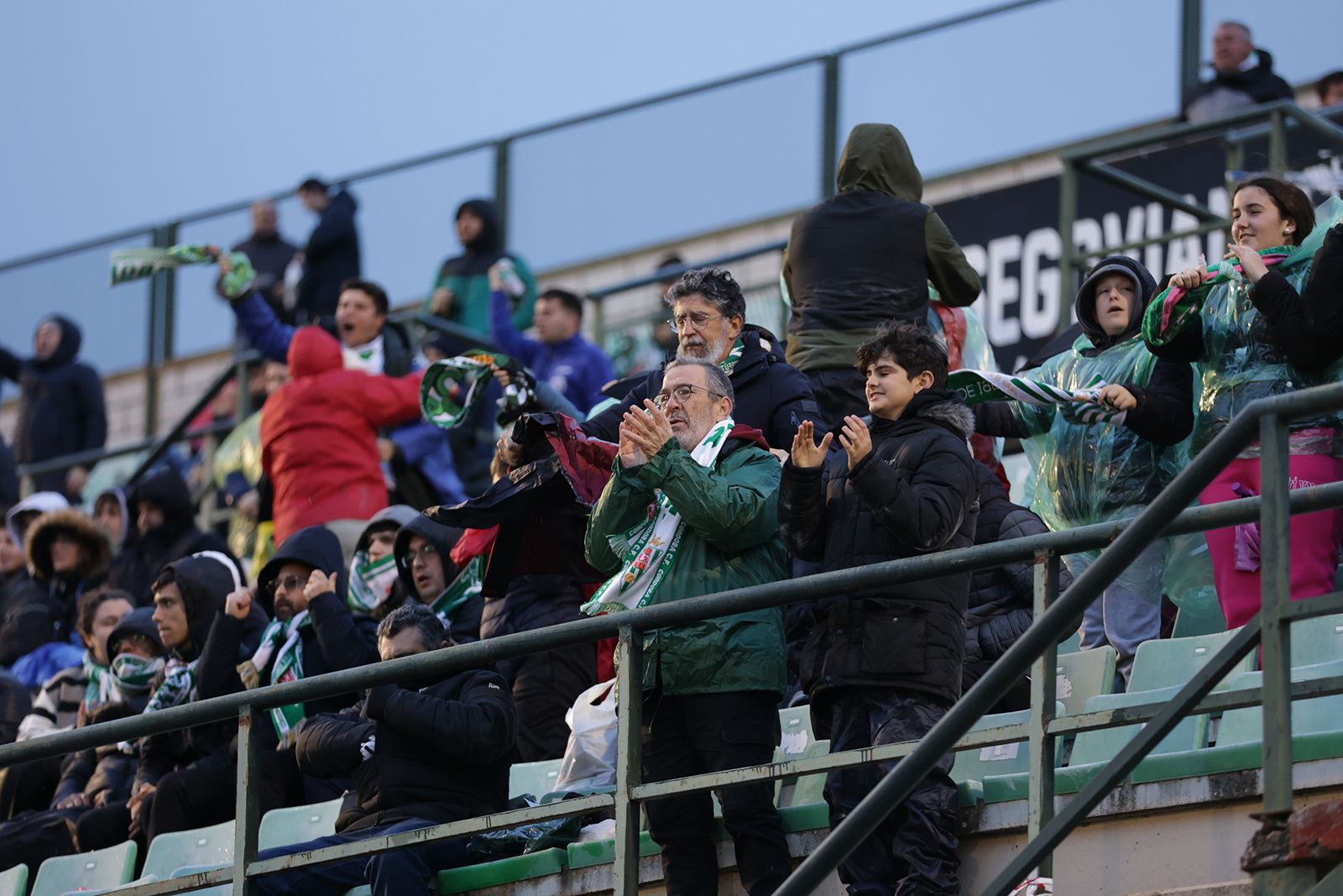 Mérida-Córdoba CF: las imágenes de la afición blanquiverde en el Estadio Romano