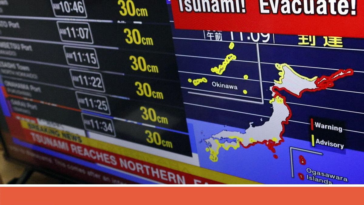Una pantalla de televisión muestra un informe de noticias de la Agencia Meteorológica de Japón tras un terremoto de magnitud 8,8 ocurrido frente a la Península de Kamchatka, en Rusia. EFE/EPA/FRANCK ROBICHON. (CORRECTION)