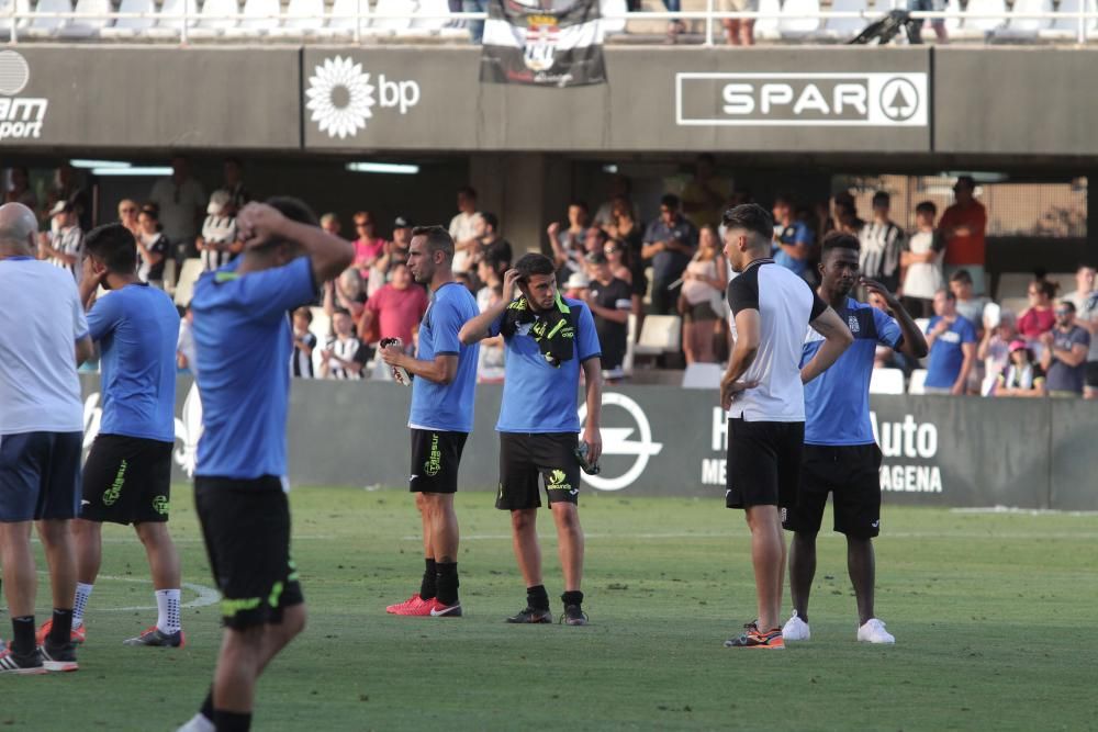 Los jugadores del FC Cartagena, tristes tras el partido que les deja sin ascenso