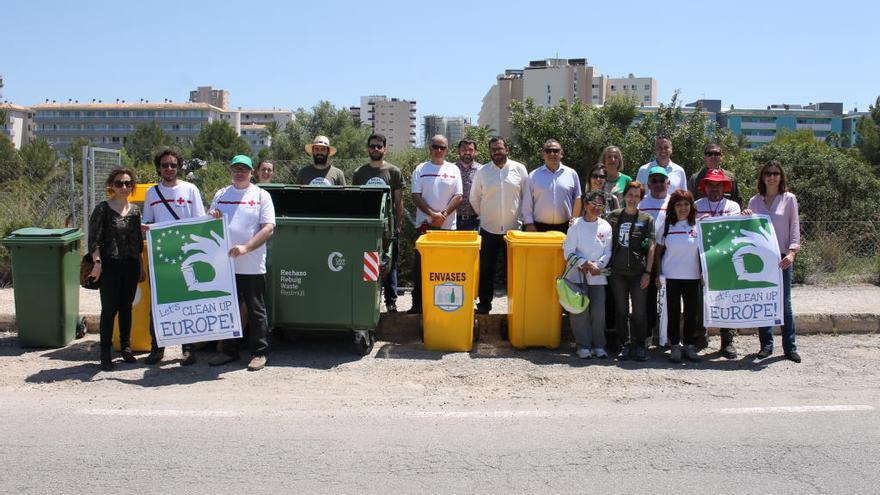 Autoridades y voluntarios, en Magaluf, hoy.