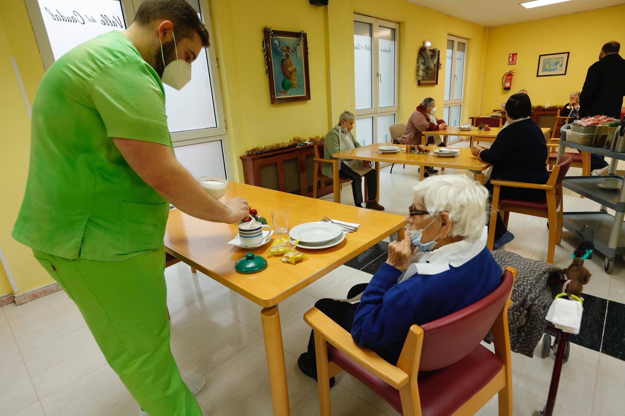 Un año del comienzo de la vacunación en Asturias, con cientos de muertos menos