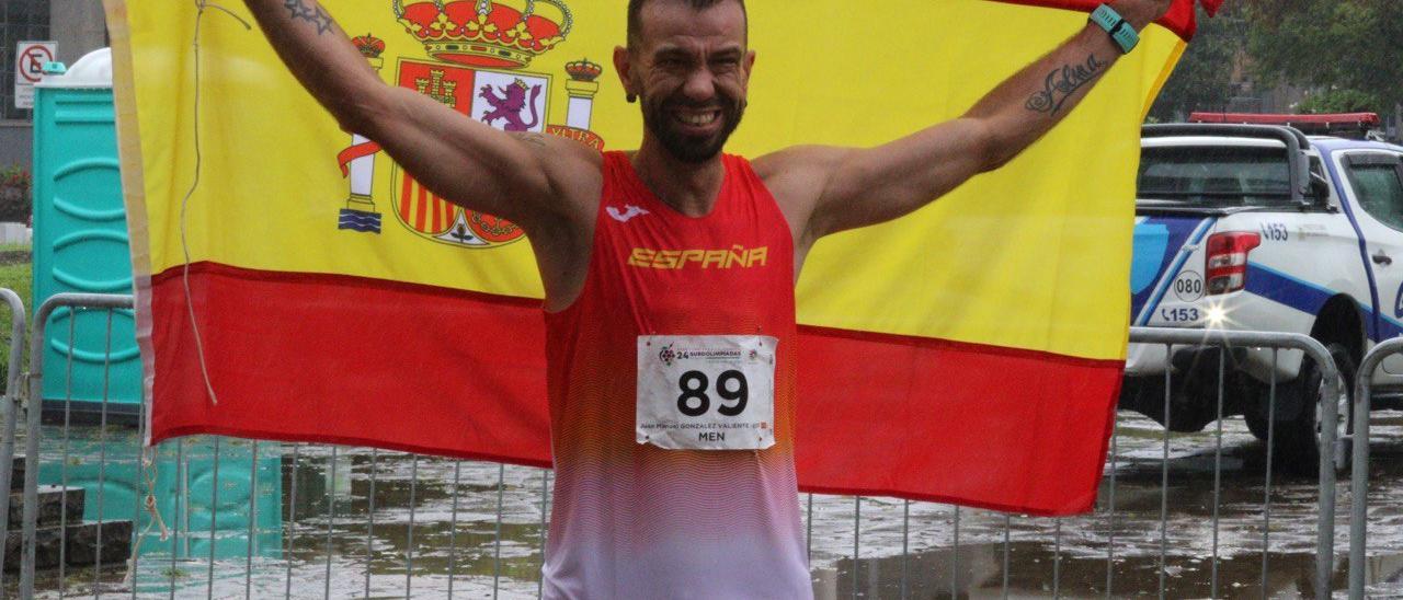 Juan Manuel González con la bandera de España tras conseguir la medalla de bronce en Brasil