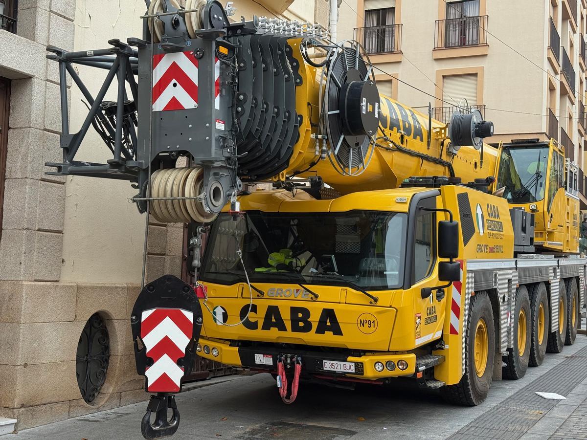 Camión grúa en el centro de la capital extremeña.