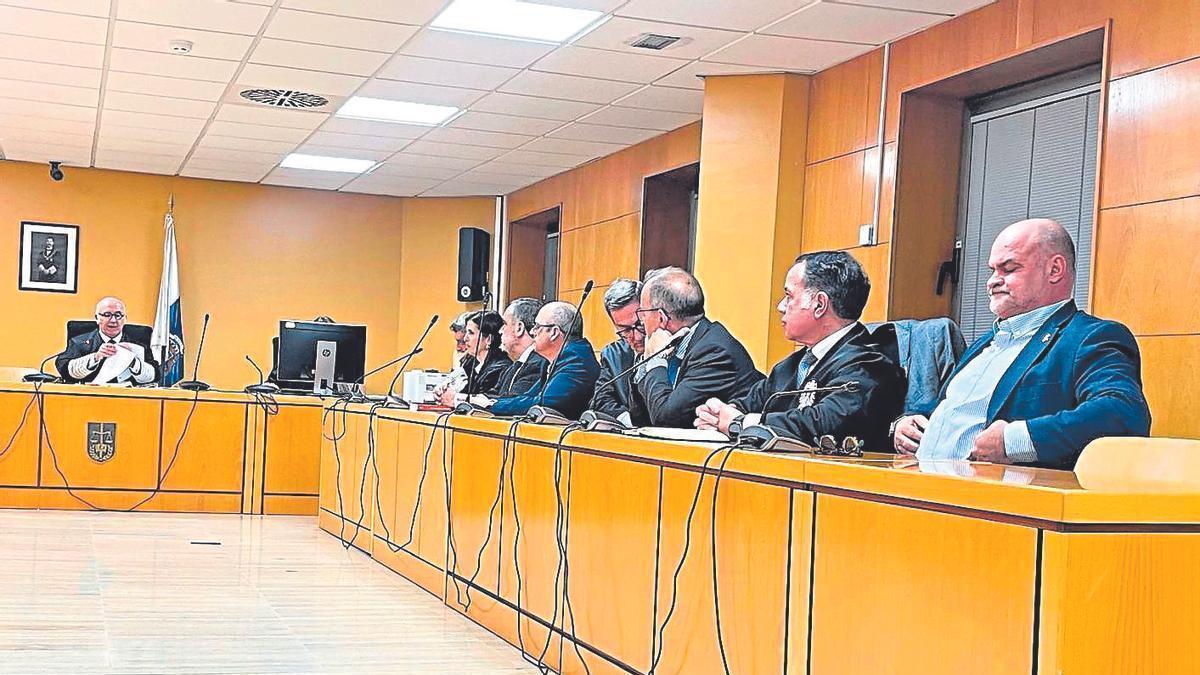 Marco Antonio Navarro Tacoronte, en primer término, instantes después de conocer el veredicto