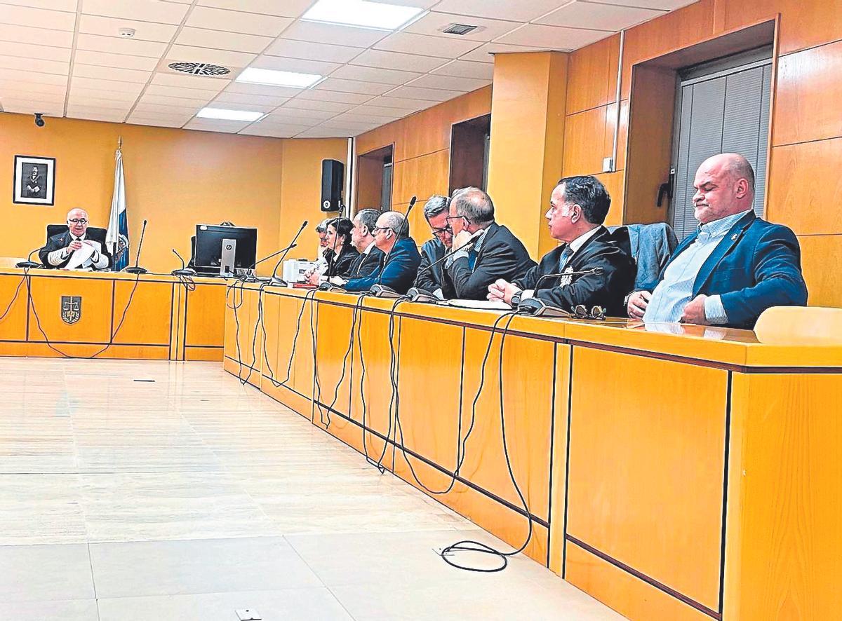 Marco Antonio Navarro Tacoronte, en primer término, instantes después de conocer el veredicto