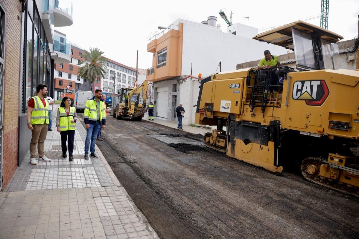 Héctor Alemán, Carolina Darias y Carlos Díaz visitan las obras de asfaltado de Guanarteme