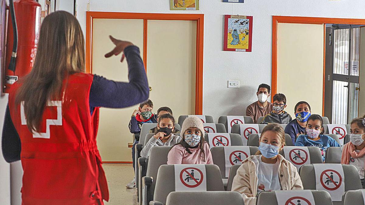 La trabajadora social Merche Alcaraz, durante el taller para escolares de 5º y 6º de Primaria. | TONY SEVILLA