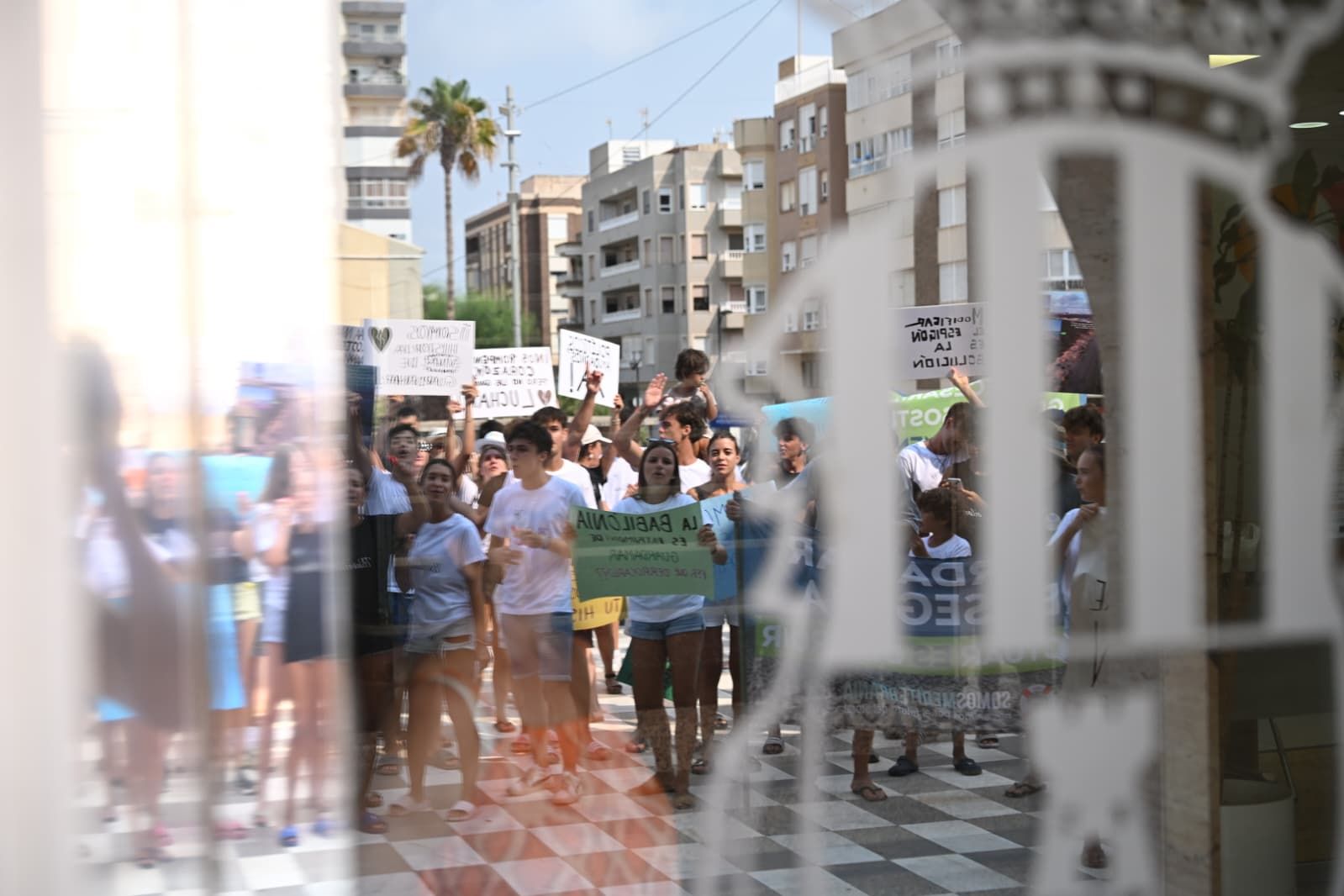 Protesta contra el derribo de las casas de la playa de Babilonia en Guardamar del Segura