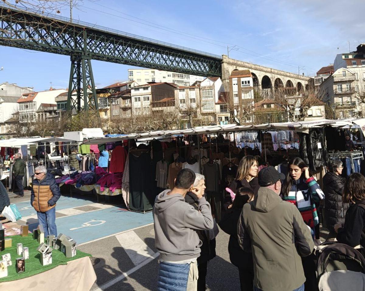 Puestos de los vendedores ambulantes en la feria en Redondela. | A. PINACHO