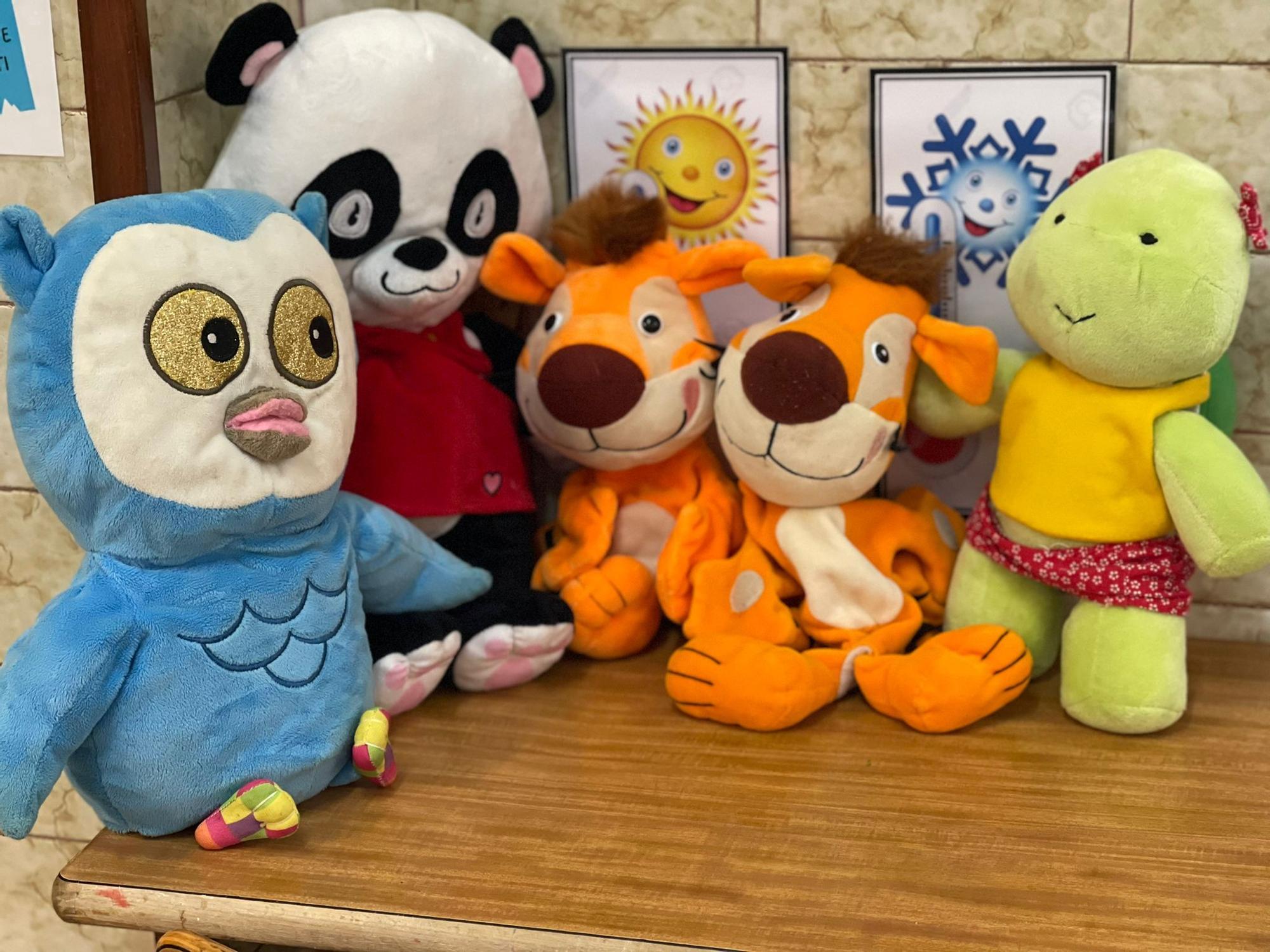 Nenos decorando e escribindo mensaxes de apoio a nenos ucranianos durante a campaña organizada no Colegio Virxe Milagrosa