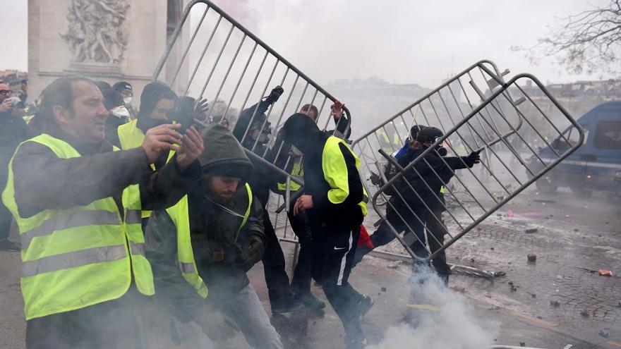 Enfrentamientos entre &#039;chalecos amarillos&#039; y Policía en París