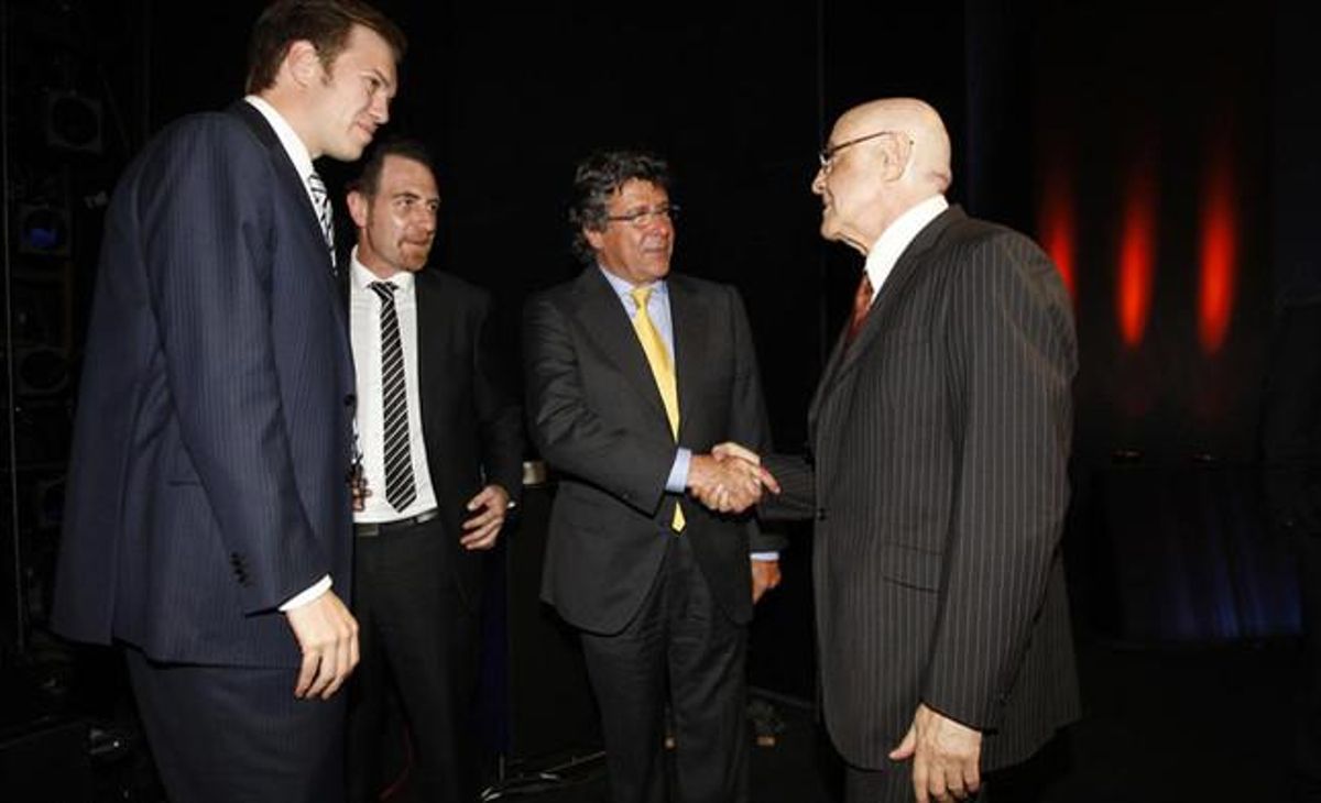 El president de la comissió executiva del Grup Zeta, Juan Llopart, saluda l’escriptor Emili Teixidó, en presència d’Antonio Asensio Mosbah, president del Grup Zeta i del director d’EL PERIÓDICO, Enric Hernàndez.