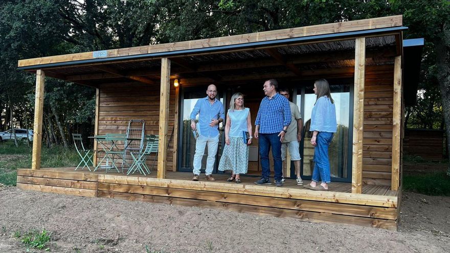 Representantes de la multinacional con el alcalde y las ediles Pérez y Blanco, en la visita.