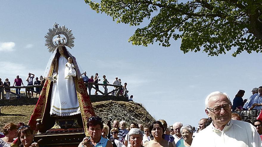 La Virgen del Acebo, en procesión alrededor del santuario.