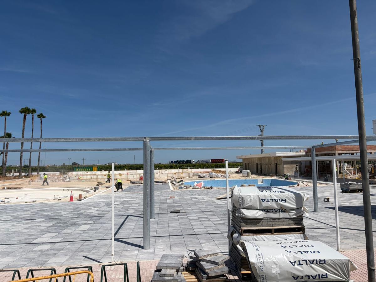 Estructuras  de parasol en primer término, y diferentes vasos del complejo acuático de Alginet.