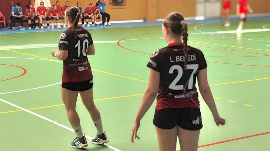 Silvia Barrera y Lucía Benedí, en el transcurso del partido.